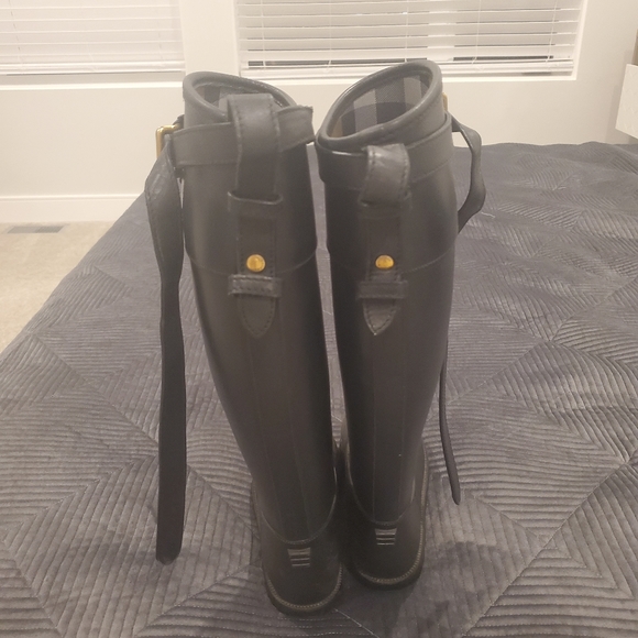 Burberry wellington rain boots in black - Picture 2 of 6
